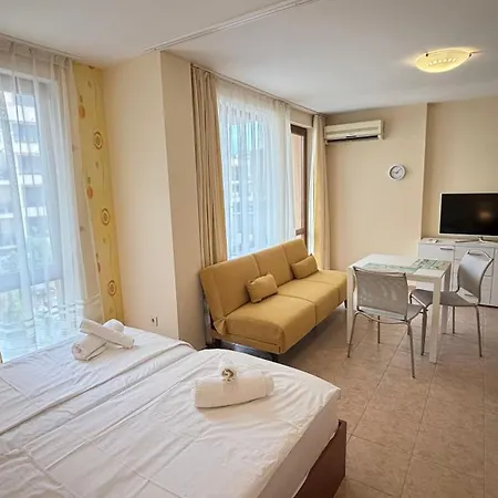 Lägenhet With Pool View Slăntjev Brjag